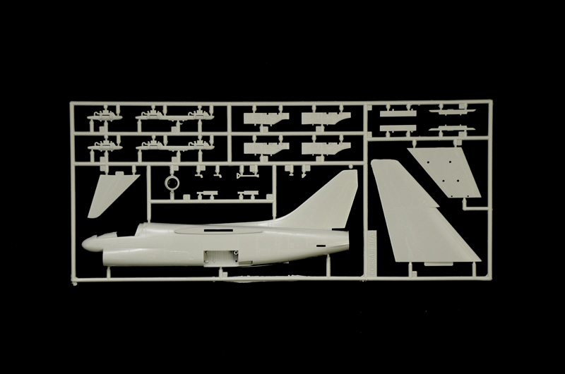 1411 - A-7E CORSAIR II - Imagem 13
