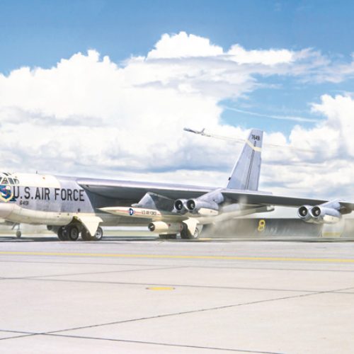 1451 – B-52G Stratofortress Early version with Hound Dog Missiles