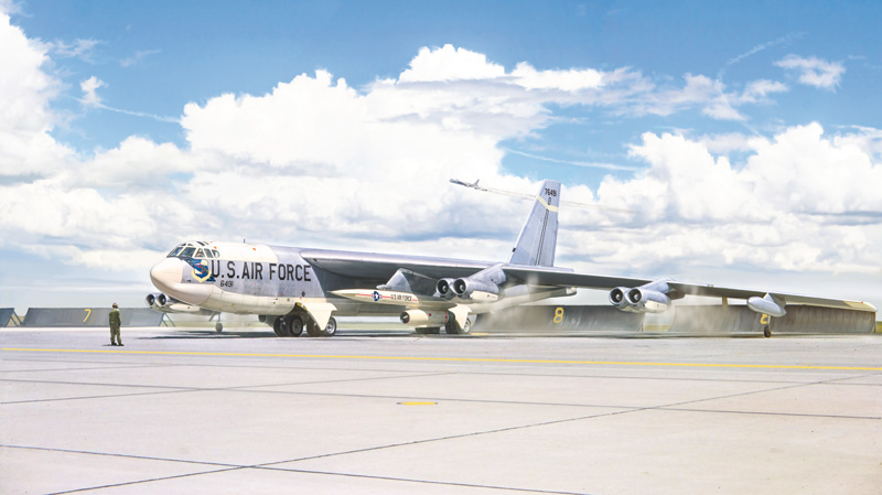 1451 - B-52G Stratofortress Early version with Hound Dog Missiles